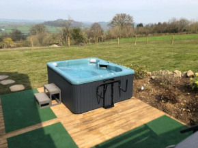 Tycanol Lodge. Holiday Cottage with Hot Tub